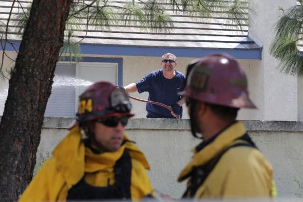 El incendio provocó el cierre de planteles educativos cercanos, según reportaron fuentes del Distrito Escolar de Etiwanda.