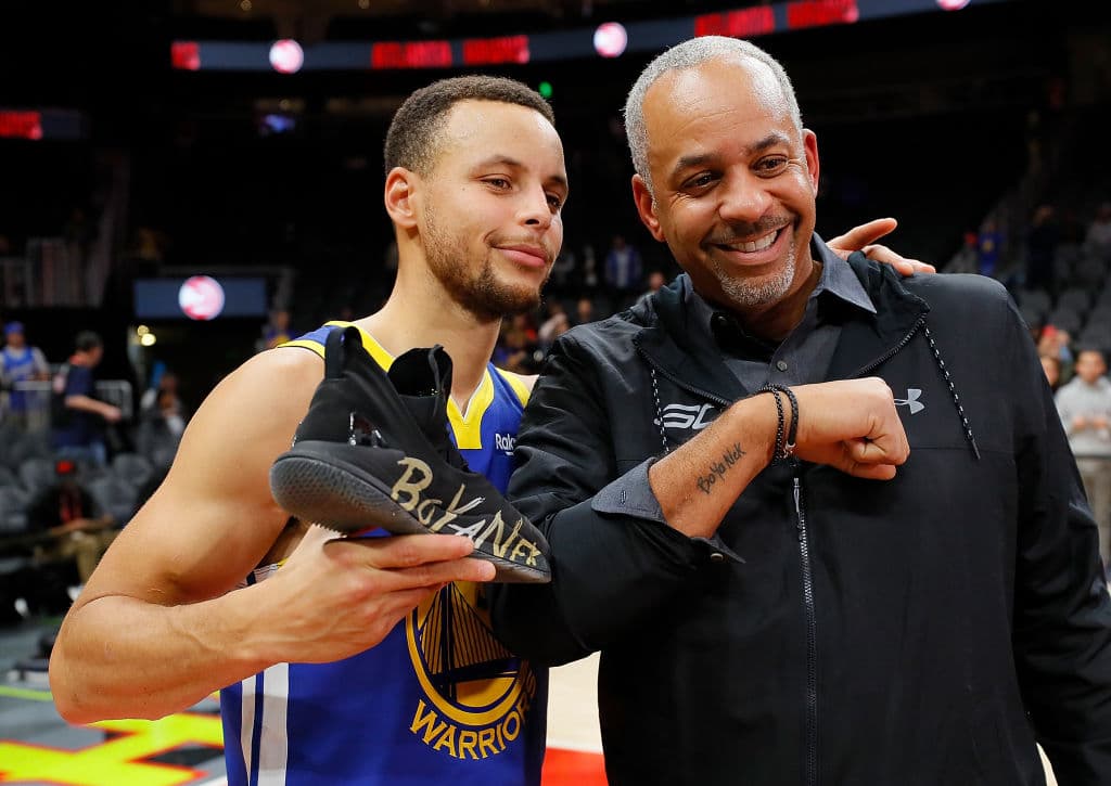 Stephen Curry, leyenda viviente del basketball, es hijo de Dell Curry, quien fue el líder de todos los tiempos en puntos de los Charlotte Hornets(9,839) y anotador de tres puntos (929).