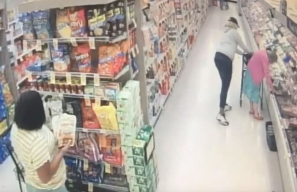 De manera sigilosa, esta sospechosa le roba a una mujer de la tercera edad en un supermercado