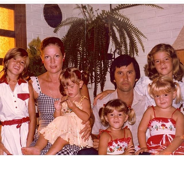 En 1984 usando el mismo vestidito que su hermana.