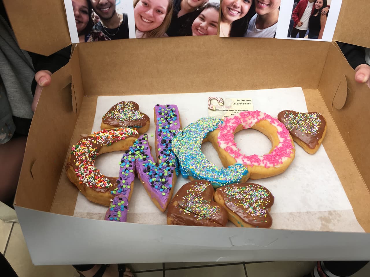 Las fanáticas de CNCO recibieron al grupo con los brazos abiertos. El centro comercial donde se realizó el meet and greet estaba llenos de fans que les esperaban desde las 5 de la mañana para tomarse una foto con ellos y conocerlos en persona.