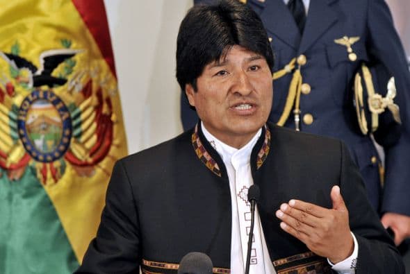 Evo Morales asegura que analizará la solicitud de asilo de Snowden. El avión del presidente boliviano es retenido en Viena durante 12 horas ante la sospecha de que en su interior viaje el ex técnico de la CIA. Morales lo niega y declara: 'No sé si estoy secuestrado'.