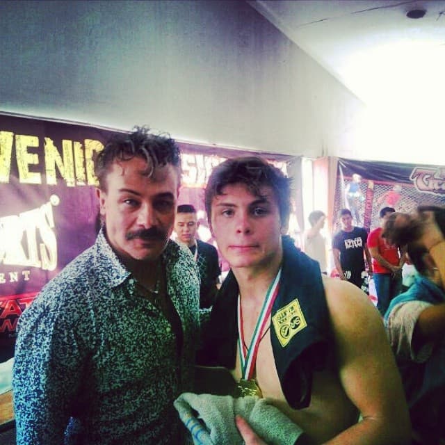 Su papá ha estado presente en su carrera como boxeador y ha sido testigo de sus triunfos. En 2014, el joven ganó el primer lugar en un campeonato nacional.