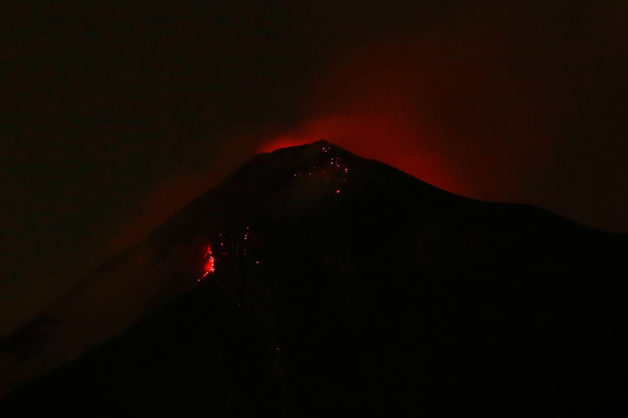 Así se veía la noche de este domingo la erupción del volcán de Fuego, en Guatemala.