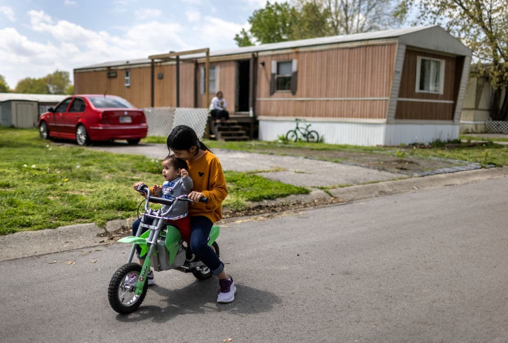 Hasta el 21 de abril, el
<a href="https://www.usa.gov/espanol/agencias-federales/departamento-de-salud-y-servicios-humanos" target="_blank">Departamento de Salud y Servicios Humanos</a> tenía a más de 21,000 menores bajo su custodia, en espera de su ubicación con familiares o tutores que viven en los Estados Unidos. La mayoría proviene de Centroamérica.