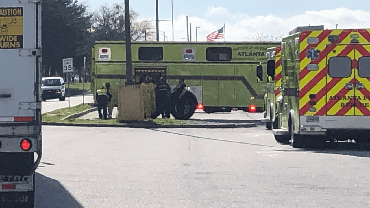 Unidades de traslado y atención meédica a las afueras del aeropuerto de Atlanta tras la llegada de 359 pasajeros proveniente del Crucero Costa Luminosa al que se le permitió atracar en un puerto de Francia.