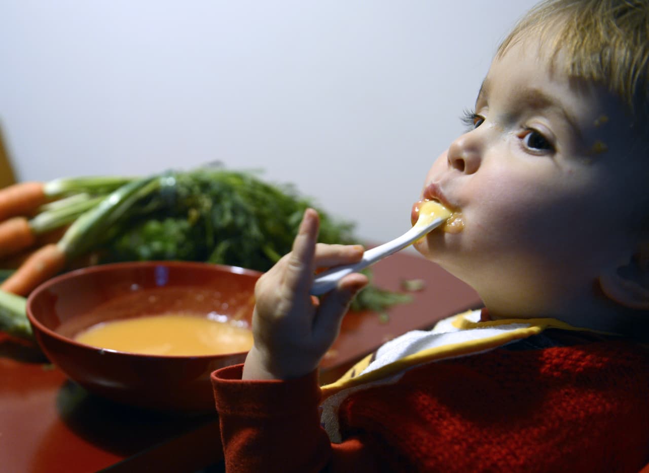 “También son recomendables las bebidas calientes o sopa de pollo y, a menudo, es suficiente dejar que el paso del tiempo cure al niño”, añadió el doctor Rubin.
