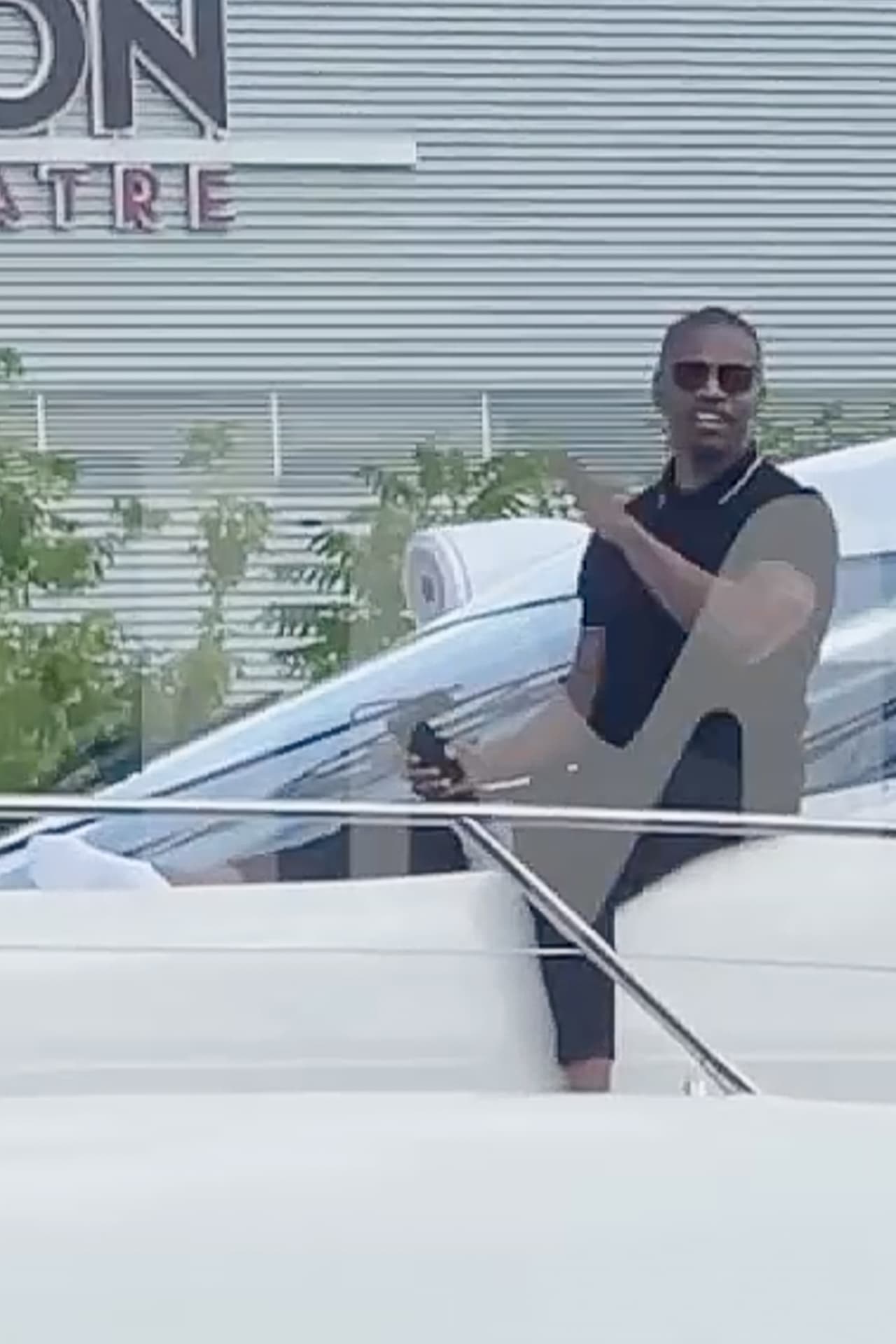 “Se lo está tomando con calma. Todavía no recibe visitas ni nada por el estilo, pero lo está haciendo realmente bien”, aseveró el allegado. 
<br>