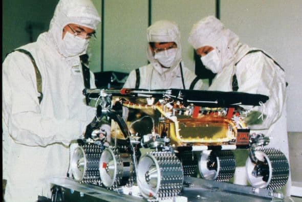 Son cantidades enormes y los métodos que se usan para llegar a esas conclusiones son similares a los que usamos diariamente en hospitales y centros de investigación para adquirir mediante rayos equis, modelos de computadora y otras tecnologías los conocimientos que nos han permitido viajar al espacio y construir grandes telescopios, computadoras poderosas y descubrir enfermedades, así como tratamientos y otras aplicaciones.