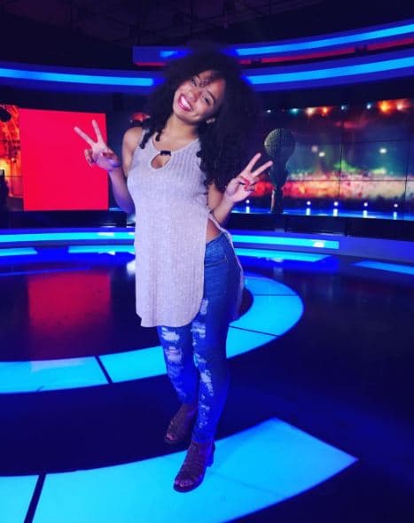 Alondra presume su cabello y adora sus jeans rotos combinados con camisas o blusas ajustadas.