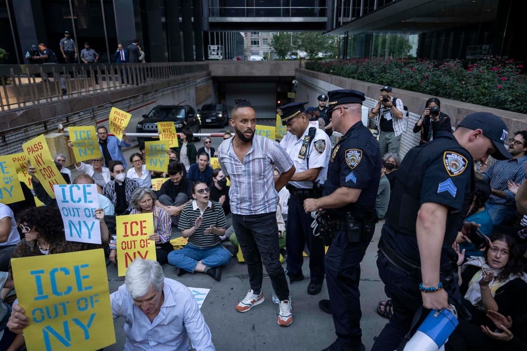 González-Rojas citó el caso de un miembro de la comunidad identificado como Dino, quien trabajaba en The Queensboro, que fue presuntamente detenido por ICE y deportado, separándolo de su esposa e hijos.