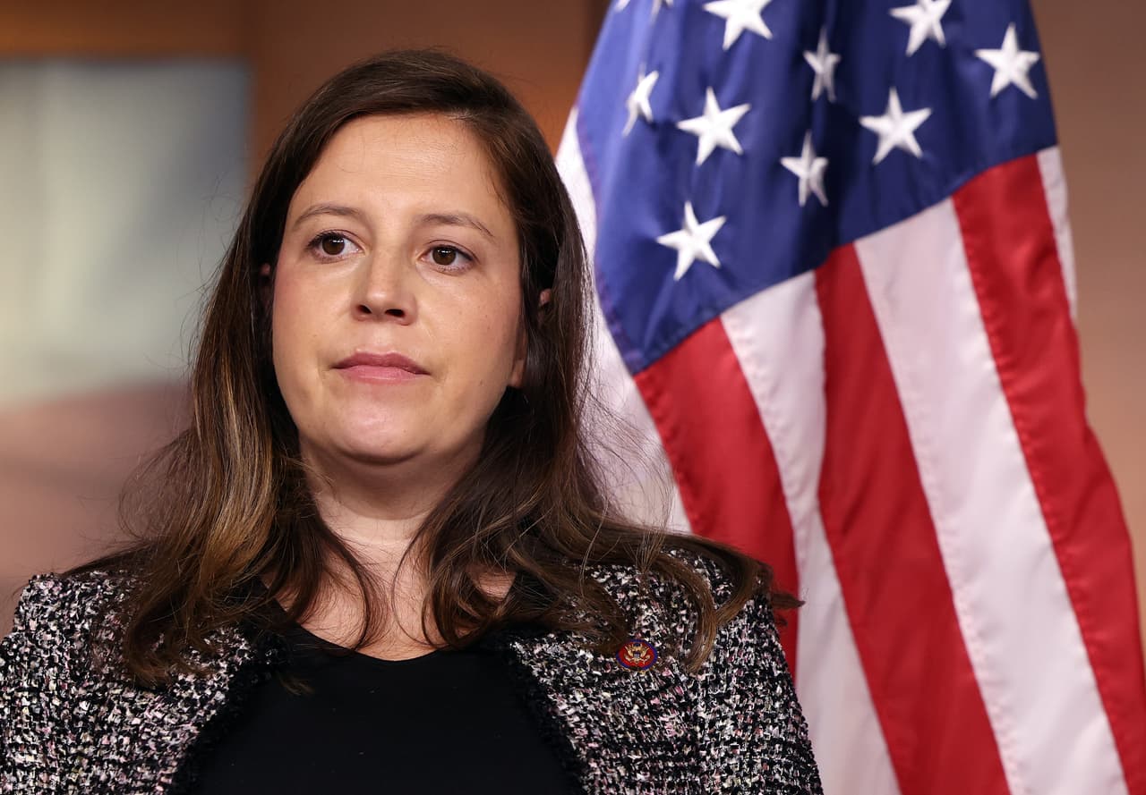 <b>Elise Stefanik, representante por Nueva York y la tercera republicana de mayor rango en la Cámara de Representantes.</b> Su expresión más difundida sobre la teoría del 'Gran Reemplazo' remite a un anuncio de su campaña que publicó en Facebook en septiembre de 2021. Allí aseguró que Biden y 
<b>los demócratas buscaban una "insurrección electoral permanente" </b>al expandir el camino a la ciudadanía para 11 millones de migrantes indocumentados. Esa estrategia, dice en el anuncio, "derrocará a nuestro electorado actual y 
<b>creará un mayoría liberal permanente en Washington".</b> Stefanik, que en el pasado fue considerada una republicana moderada, ha ido radicalizando su postura hasta catalogarse como una "ultra" seguidora del "Hagamos a Estados Unidos Grandioso (MAGA)", el movimiento potenciado por el expresidente Donald Trump. 
<br>
<br>Esta semana, después del 
<a href="https://www.univision.com/noticias/tiroteos/fotos-hombre-blanco-tiroteo-supermercado-buffalo-10-muertos-fotos">tiroteo en Buffalo,</a> que ocurrió en su propio estado, un medio local la señaló de repetir los principios de la teoría del 'Gran Reemplazo' en aquel anuncio de Facebook. Su postura también fue condenada por otros legisladores. Ella se defendió, pero sin condenar la teoría ni al supremacismo blanco. 
<br>
<br>Su consejero, Alex deGrasse, dijo en un comunicado que a ella se le atribuye la diversificación del partido y su apoyo a la migración legal más no a una amnistía: "A pesar de los informes repugnantes y falsos, la congresista Stefanik nunca abogó por ninguna posición o hizo alguna declaración racista".
<br>