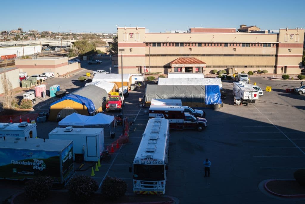 Las autoridades de El Paso difundieron un comunicado el jueves en que piden ayuda para trabajadores dispuestos a trabajar en la morgue del condado, rebasada por la cantidad de muertos por covid-19. La imagen muestra tráilers preparados para resguardar a fallecidos por la pandemia puesto que la morgue del condado no se da abasto.