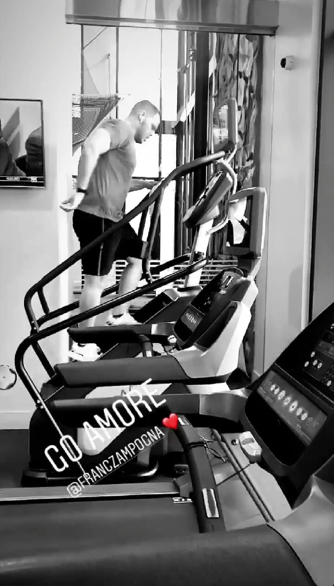 Esta semana la iniciaron enfocados, pues en las historias de Instagram de la conductora aparecieron algunas publicaciones con su 'amore' haciendo ejercicio.