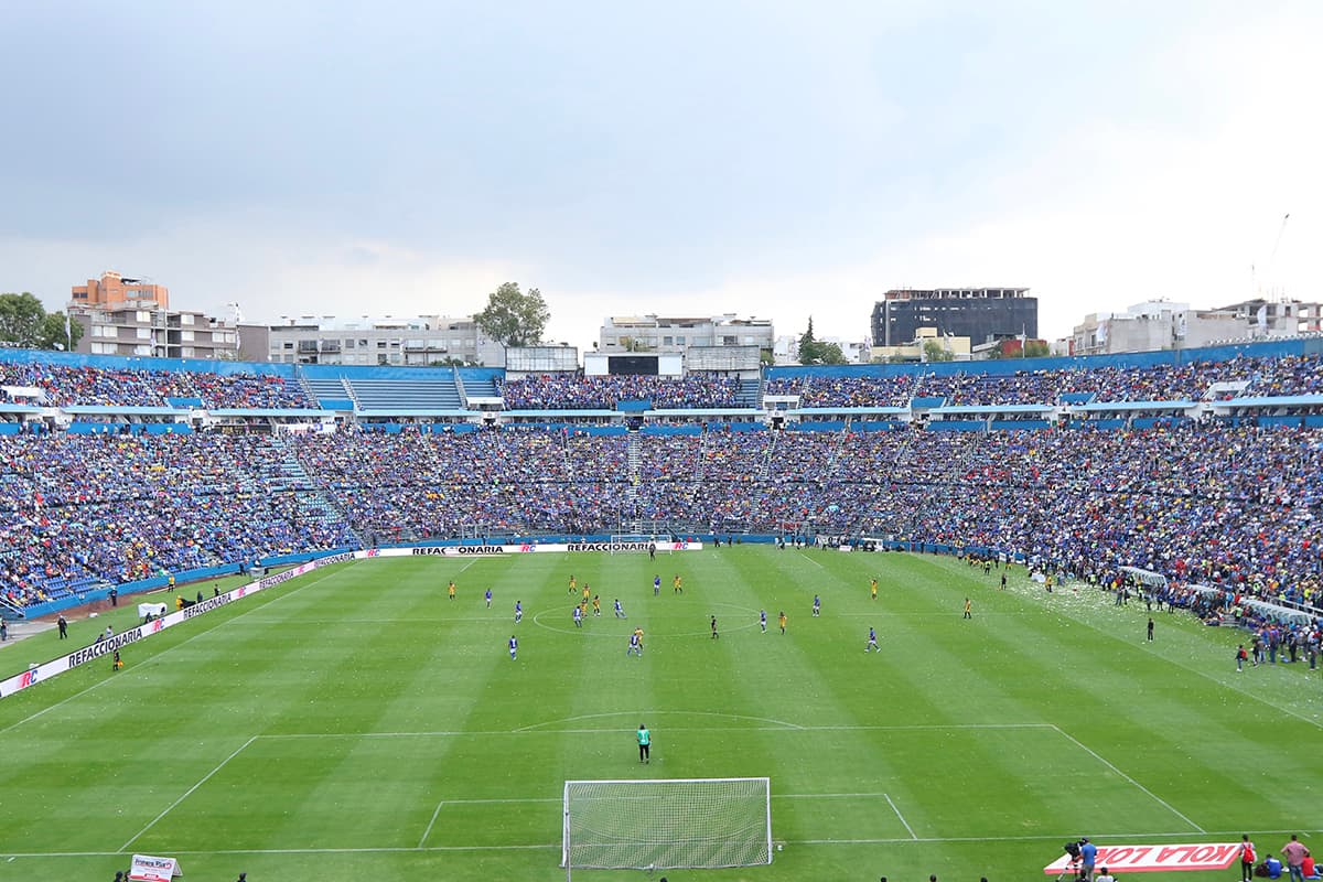 Miles de fanáticos llegaron al Estadio Azul, próximo a ser demolido.