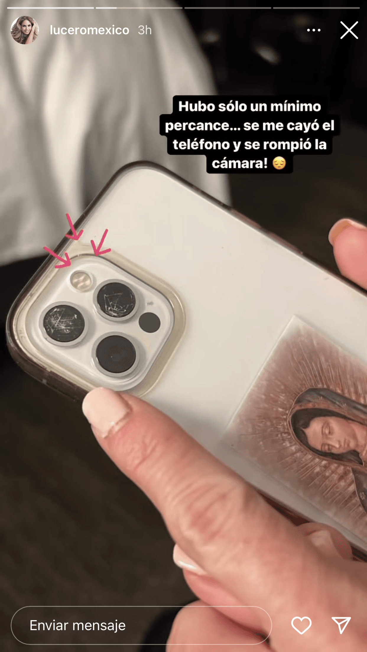"Hubo solo un mínimo percance… 
<b>se me cayó el teléfono ¡y se rompió la cámara!</b>", escribió la actriz en esta imagen en la que muestra la avería que sufrió su celular. 
<br>