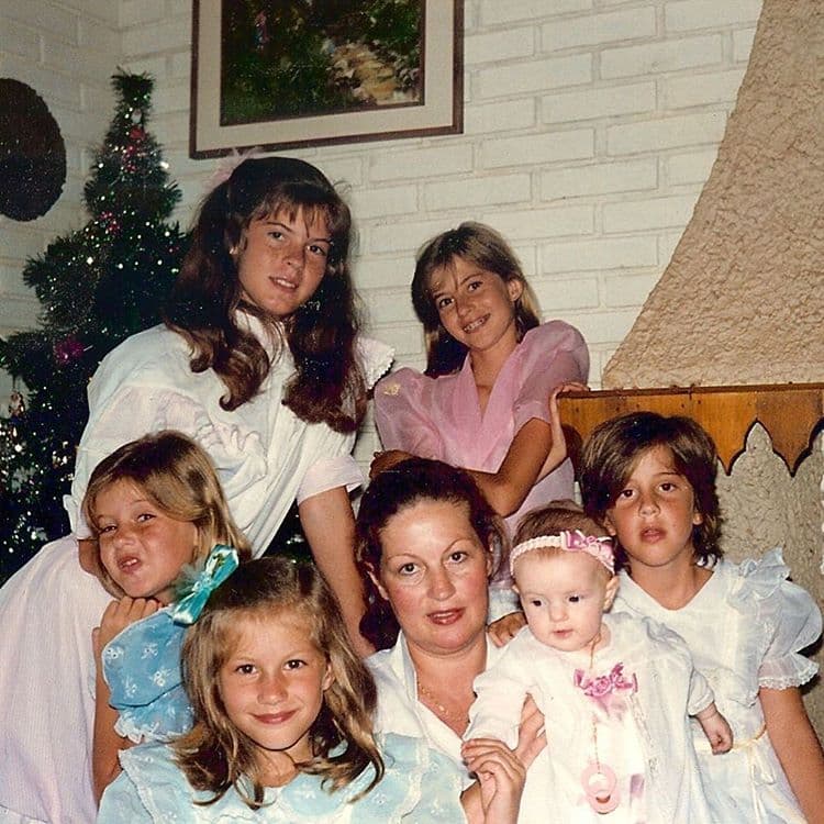 Celebrando una Navidad en familia, la modelo muy sonriente junto a su mamá.
