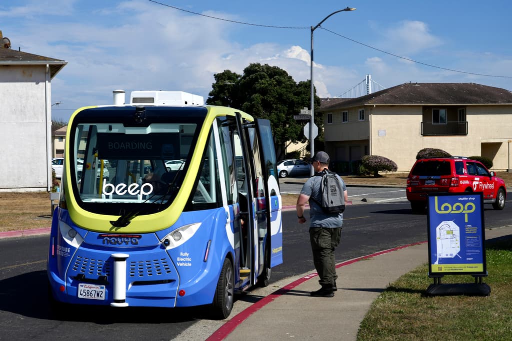 San Francisco ha lanzado un servicio de transporte de autobuses autónomos menos de una semana después de que los reguladores aprobaran la expansión de los robotaxis a pesar de las preocupaciones de tráfico y seguridad.