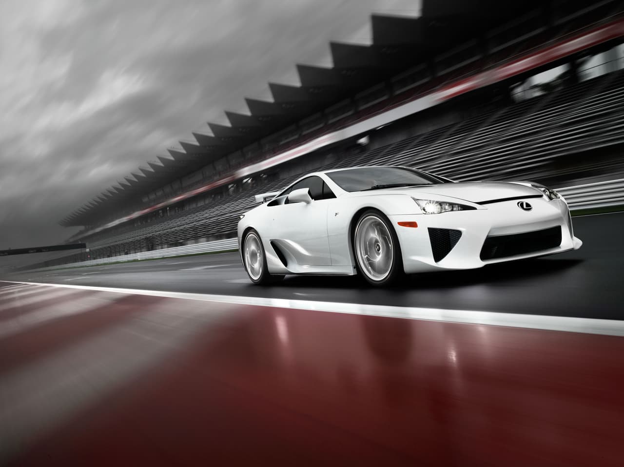 <b>Lexus LFA</b>
<br>Este auto no fue un hit de ventas para Lexus, pero quienes tuvieron la visión de adquirir este superauto por supuesto que no se quieren desprender de él, a menos de que sea por un cheque muy jugoso.