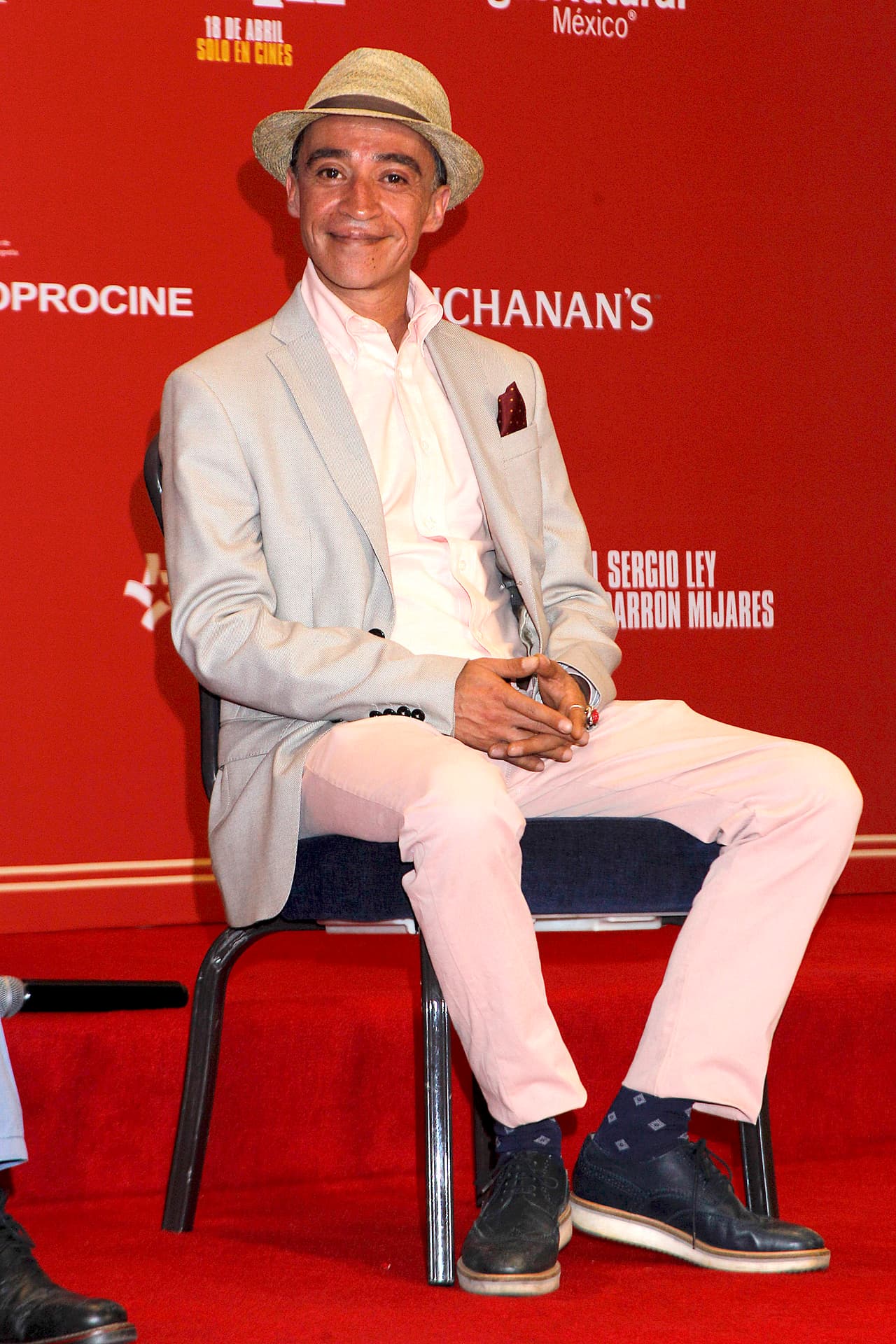 "Me parece que es un hombre que se arriesga como productor, que 
<b><a href="https://www.univision.com/especiales/premio-lo-nuestro/william-levy-mas-galan-que-nunca-en-premio-lo-nuestro-video" target="_blank">le cuesta mucho trabajo luchar entre el niño bonito</a></b>, el buen actor, el productor
<b> </b>y también un hombre empresario y es muy difícil luchar contra esta contracorriente, pero estoy seguro que su talento le va a permitir salir adelante porque tiene todo", contó Sosa a la emisión mexicana.