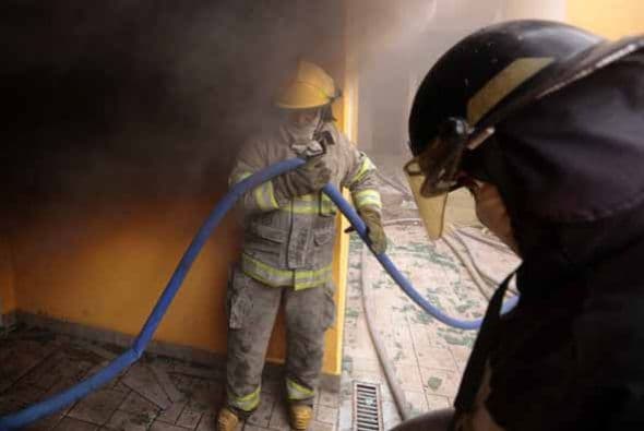 El ataque fue acreditado a encapuchados, quienes con palos y bombas de fabricación casera se abrieron paso. Con la información de Univision.com