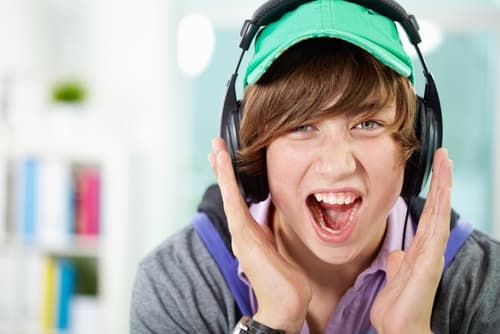 Desde usar audfonos para escuchar música alto, el tiro al blanco, trabajar en construcción y otros.