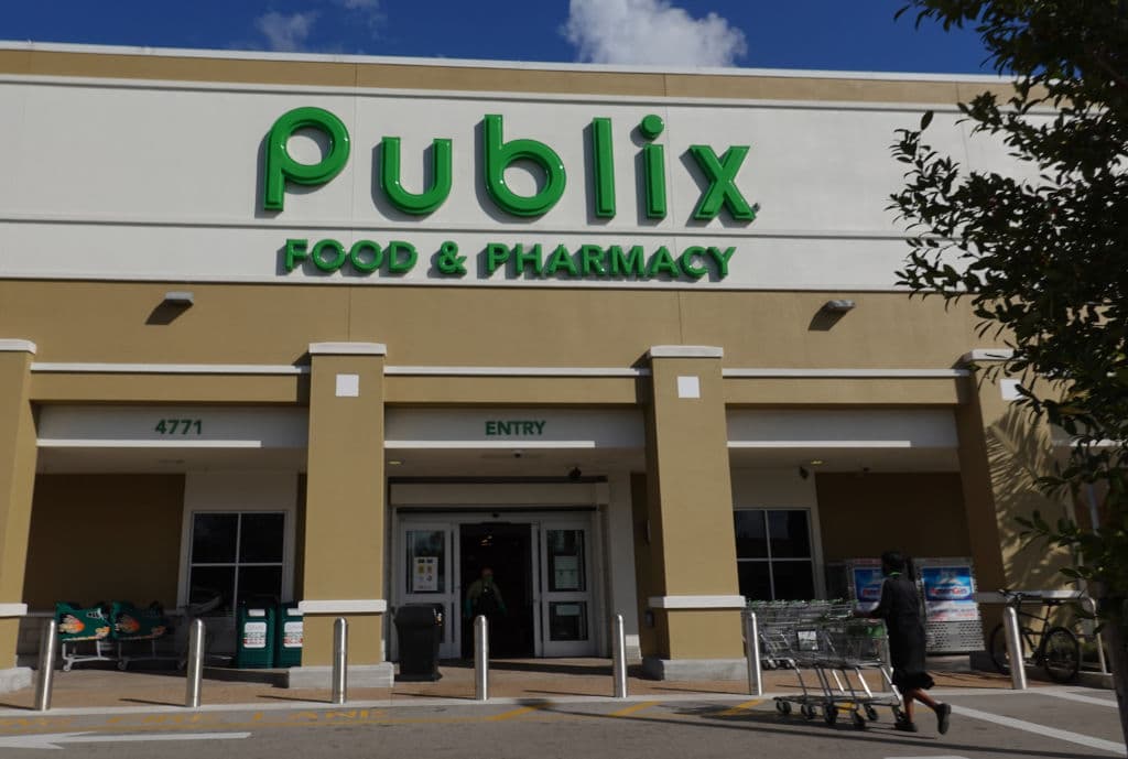 <b>Publix.</b> Esta cadena de supermercados anunció que le daría a sus empleados una tarjeta de regalo de Publix por $125 cuando recibieran la inmunización completa contra el covid-19. Para ello, los empleados deberán enviar un formulario interno y una prueba de la vacunación. 
<br>
<br>“Nos preocupamos por nuestros asociados y clientes y creemos que vacunarnos puede ayudarnos a dar un paso más para volver a la normalidad”, 
<a href="https://www.supermarketnews.com/issues-trends/publix-offers-store-gift-card-employees-receiving-covid-19-vaccine" target="_blank">dijo el director ejecutivo de Publix</a>, Todd Jones, en un comunicado.