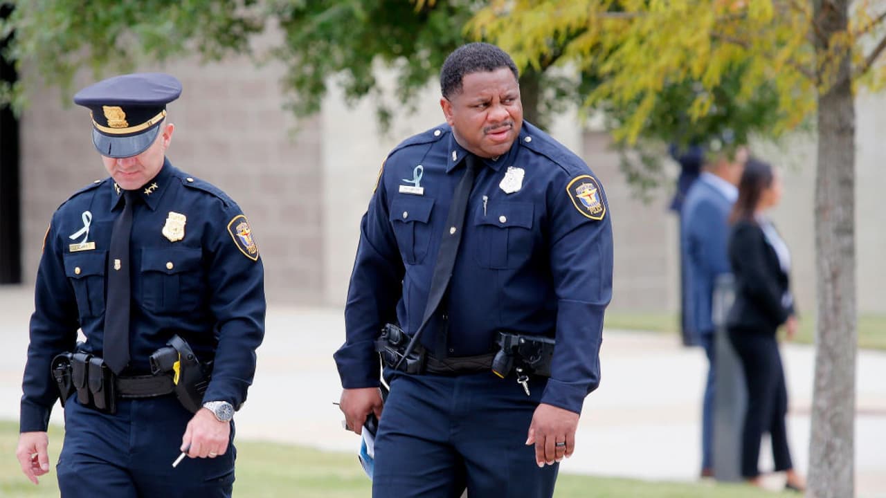 La propuesta contempla que estos negocios dejen de funcionar a las 2:00 am y no a las 5:00 am como lo vienen haciendo. Jaime Castro, vicepresidente del sindicato de la policía de Dallas, asegura que la delincuencia alrededor de estos lugares es tan severa que ocupa demasiados recursos del departamento.