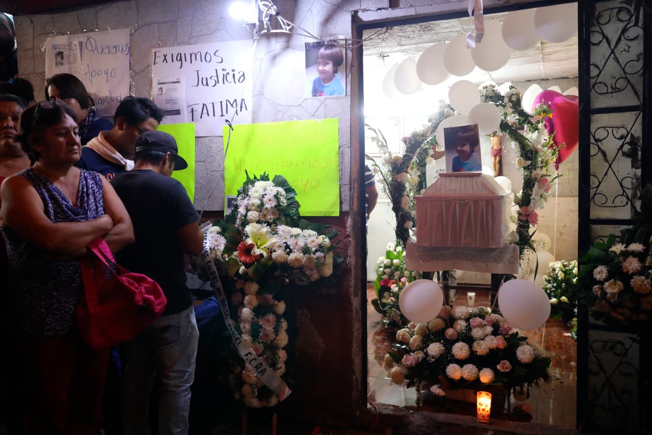 Personas asistieron al funeral de la niña Fátima este lunes en el barrio de Tulyehualco en Ciudad de México. Justicia para "todas las mujeres asesinadas", exigió ante la prensa y casi ahogada en dolor la madre de la niña al llegar a su domicilio con el pequeño ataúd.