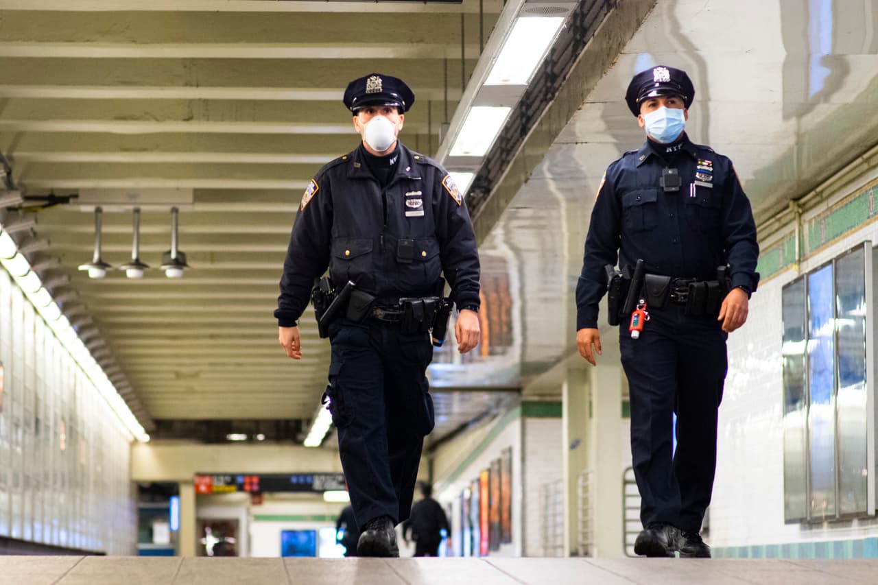 Menos de la mitad de los policías de Nueva York están vacunados contra el covid-19
