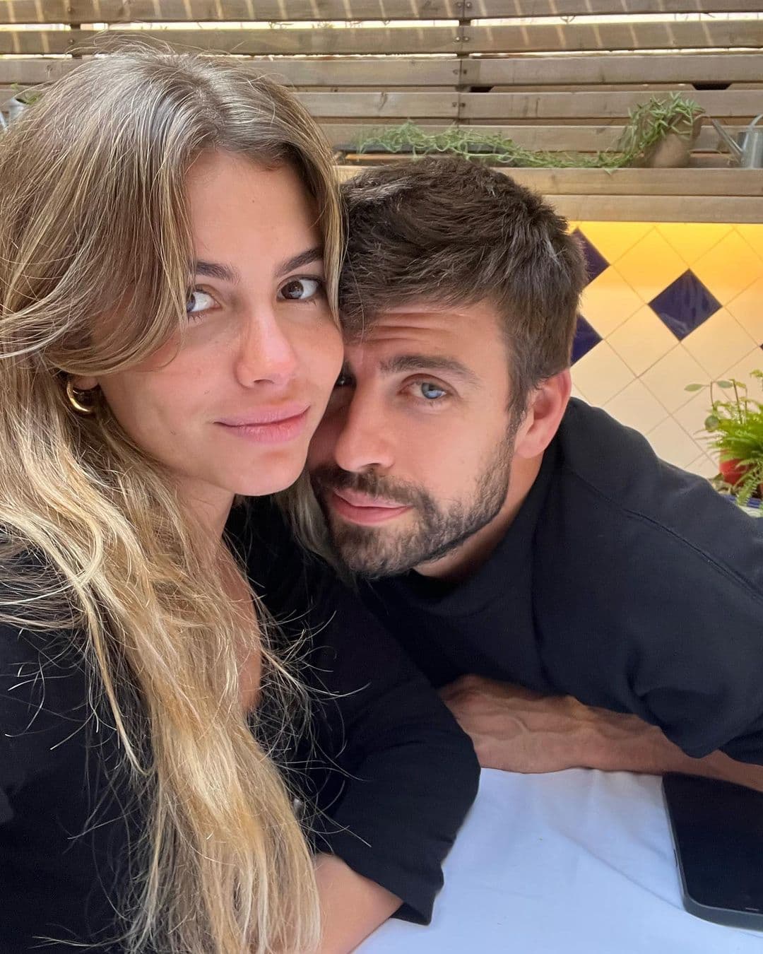 La instantánea de Piqué y su nueva novia de 23 años, con quien supuestamente le fue
<a href="https://www.univision.com/famosos/shakira-pique-infidelidades-detalles">infiel a Shakira</a>, rápidamente se viralizó y decenas de memes surgieron al respecto.