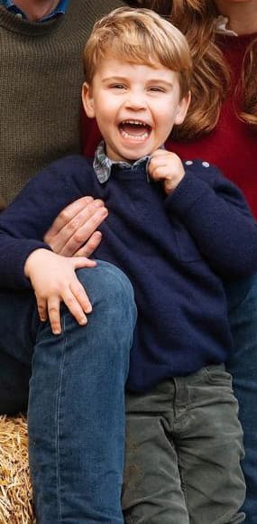 El más pequeño de los hijos de los duques de Cambridge también lució ropa de una sola tonalidad. El pequeño Louis, de dos años, lleva puesto un jersey azul que combinó con una camisa a cuadros y unos pantalones color olivo.