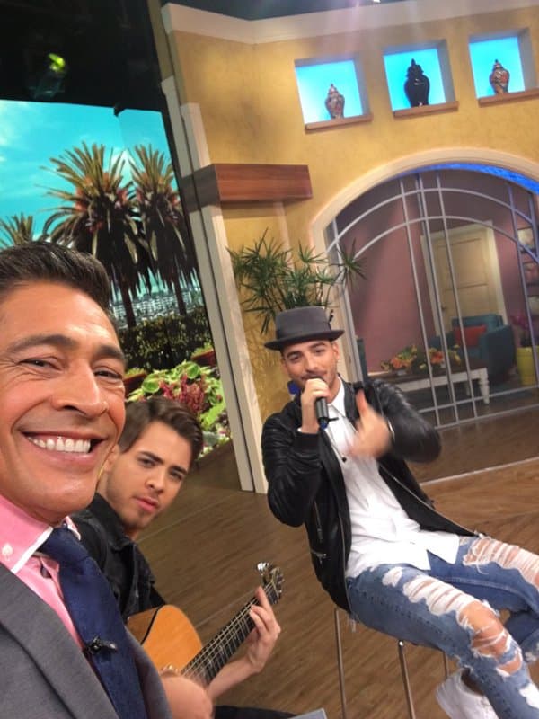 Johnny Lozada: "#yallego a @despiertaamericatv @maluma y lo ves por @univision". (Noviembre 3, 2015)