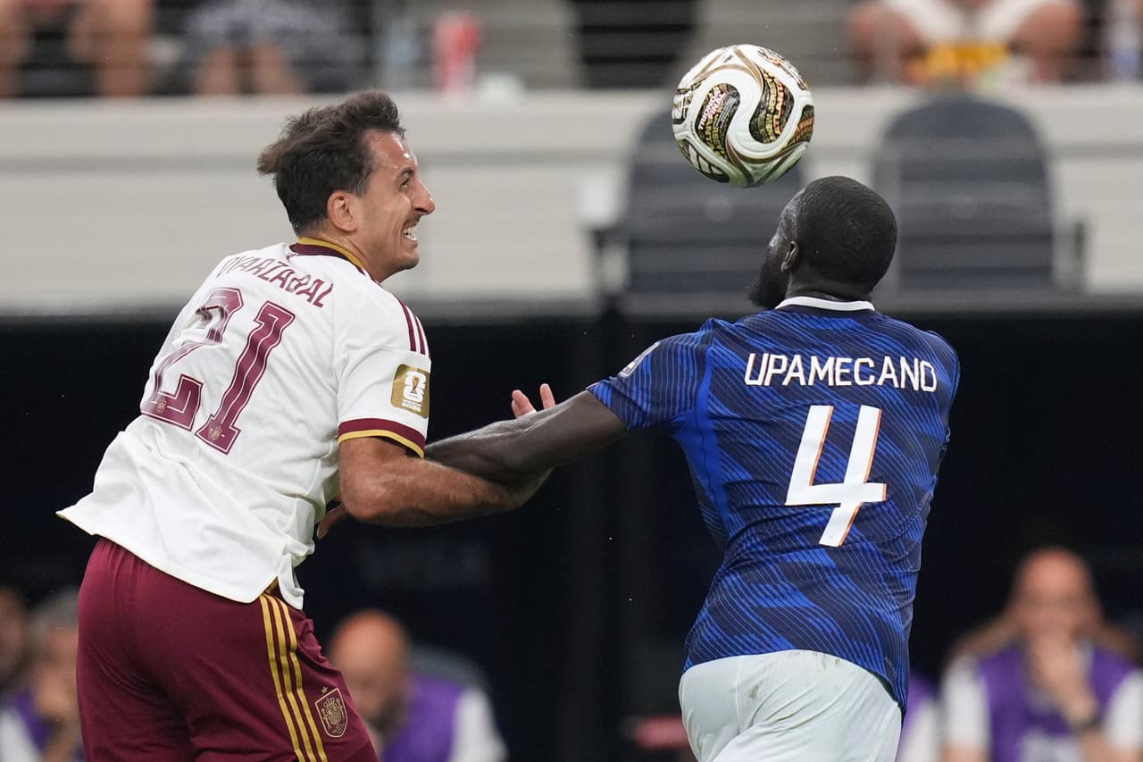 El español Mikel Oyarzabal (21) y el francés Dayot Upamecano (4) disputan el balón durante el partido de semifinales de la Copa del Mundo entre Francia y España en Arlington, Texas, cerca de Dallas, el martes 14 de julio de 2026.