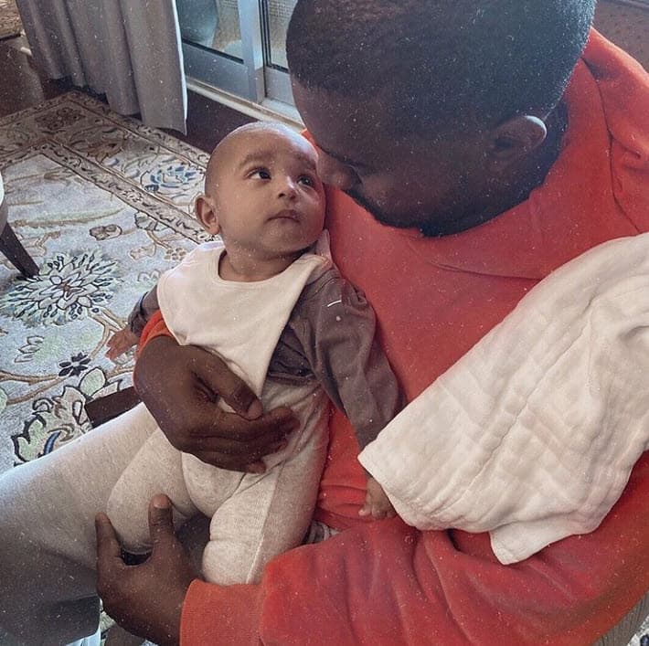 Salm West nació el 9 de mayo a las 7:02 de la noche en Los Ángeles, California.