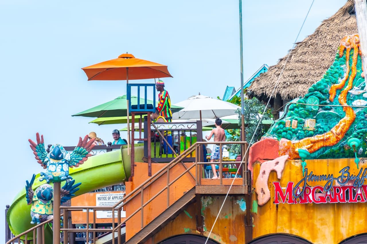 <b>Puesto 6. Asistentes de entretenimiento y recreación.</b> Pueden trabajar en una variedad de instalaciones de recreación, como parques de diversiones, complejos deportivos o centros comunitarios. Si bien la paga varía según el tipo de instalación, estos empleados ganan un salario anual promedio de 24,330 dólares, unos 11.23 por hora.
<br>