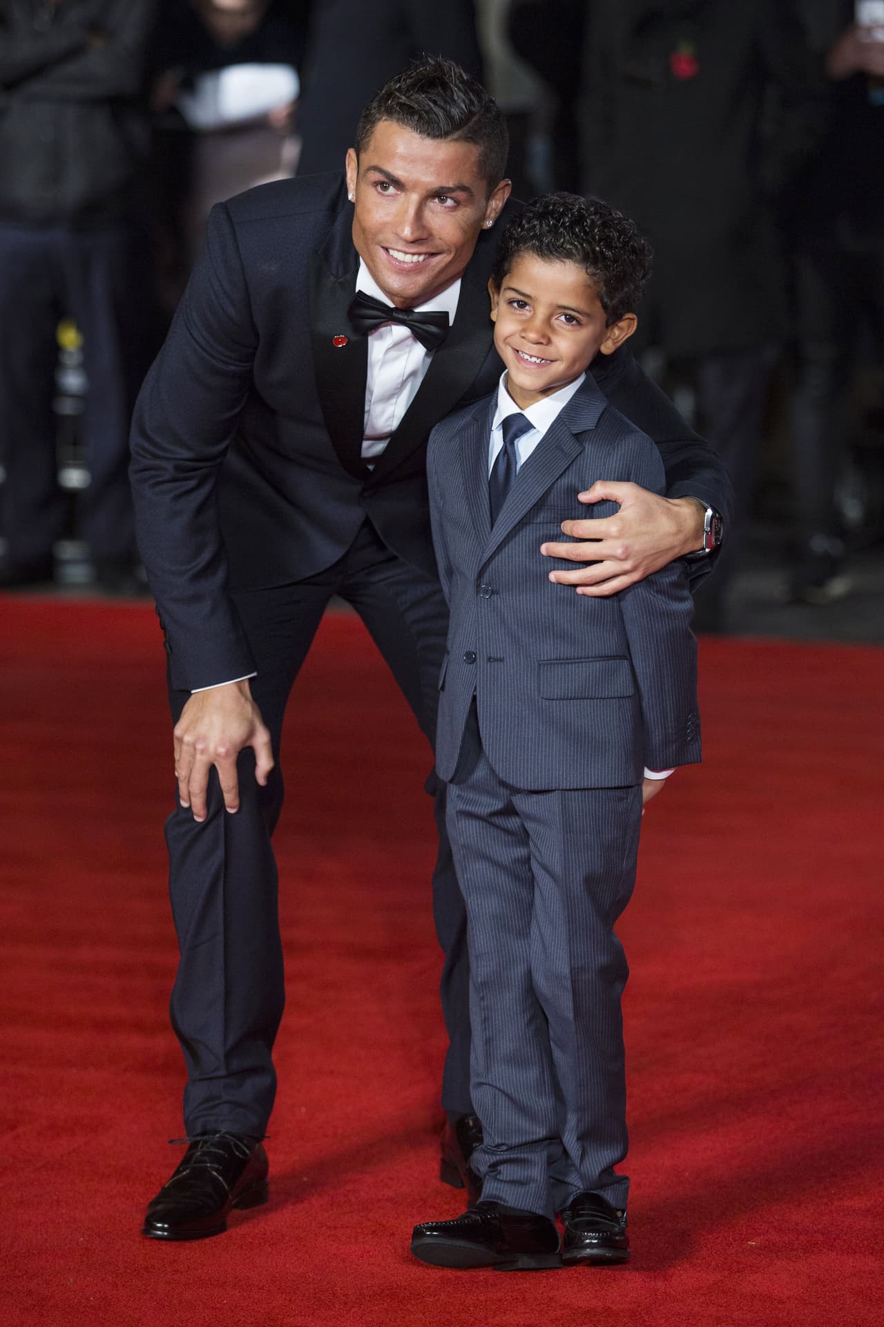 <b>Cristiano Ronaldo </b>
<br>Antes de formar una familia junto a Georgina Rodríguez, el jugador profesional se aventuró a ser papá soltero del pequeño Cristiano Jr., quien nació el 17 de junio de 2010. Al respecto, Ronaldo no ha dado detalles acerca de la concepción de su primogénito.