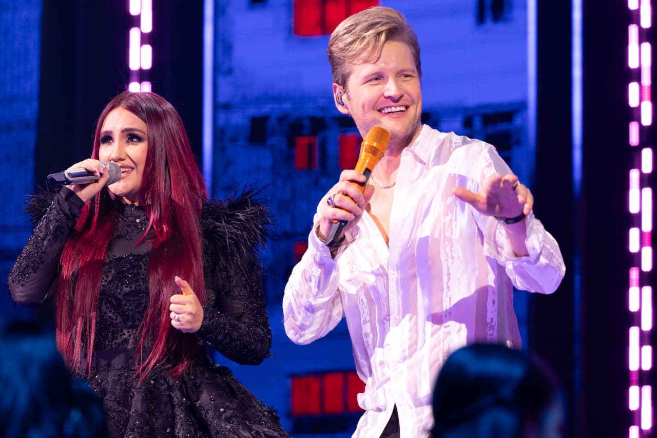 <b>Alexander puso el ritmo con una entrañable amiga</b>
<br>
<br>“Es un amiga que quiero mucho, hace de todo: canta, actúa, es linda, es mamá, es buena amiga”, así fue como Alexander Acha presentó a Dulce María antes de que ambos cantaran ‘Los caminos de la vida’ y pusieran a todos a bailar.