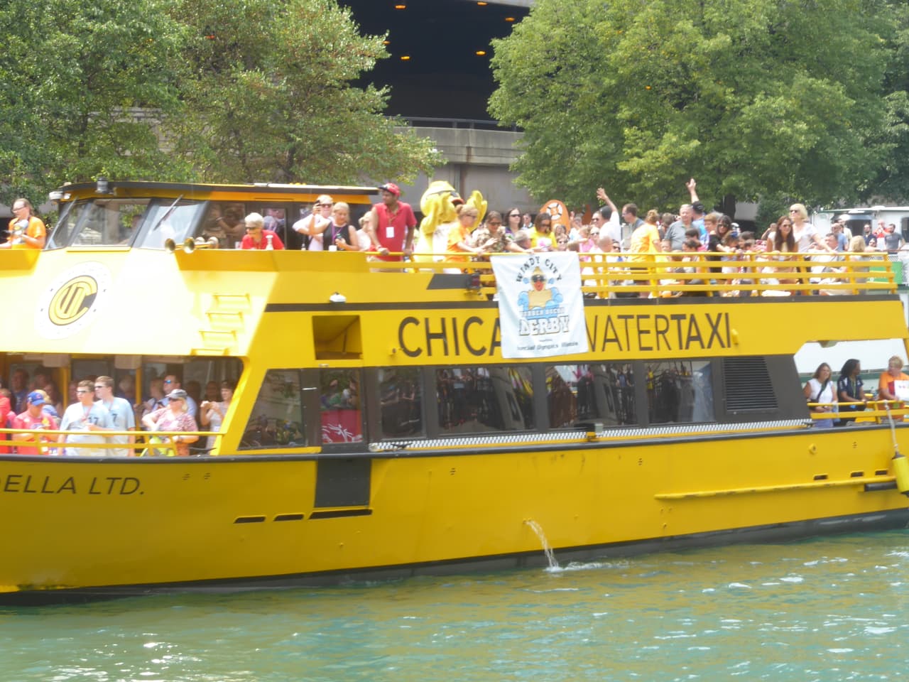 Cientos de personas se acercaron a las inmediaciones de Columbus Drive para ser testigos del momento en que los patos fueron lanzados al agua.