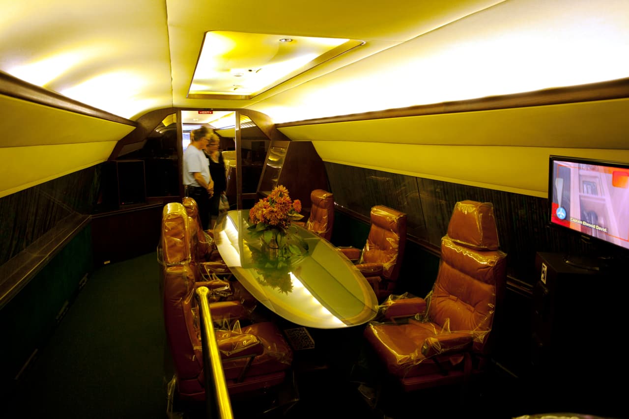 Lisa Marie fue personalizada con lujosos dormitorios, una habitación principal con cama queen hecha a la medida, un baño ejecutivo con grifos y lavabo dorados, una sala de conferencia, un sistema de video conectado a cuatro televisores y un sistema de audio estéreo con 52 bocinas.