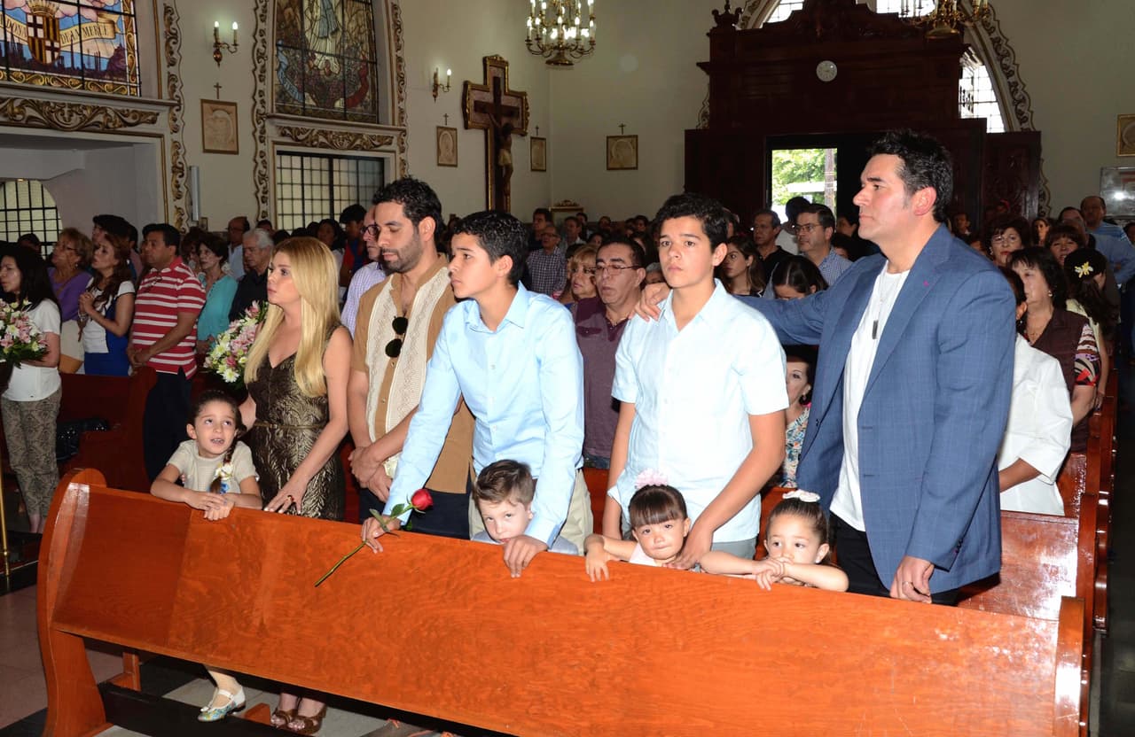 Ellos tuvieron a unos gemelos, quienes hace unos meses celebraron 15 años con una misa religiosa.