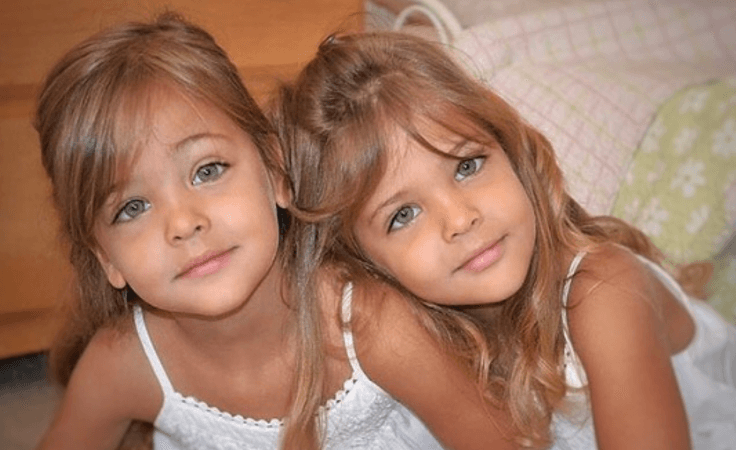 Familiares y amigos quedaron asombrados con su belleza y eso inspiró a su madre a firmar el primer contrato con una agencia de modelaje cuando apenas les comenzaban a salir los dientes.