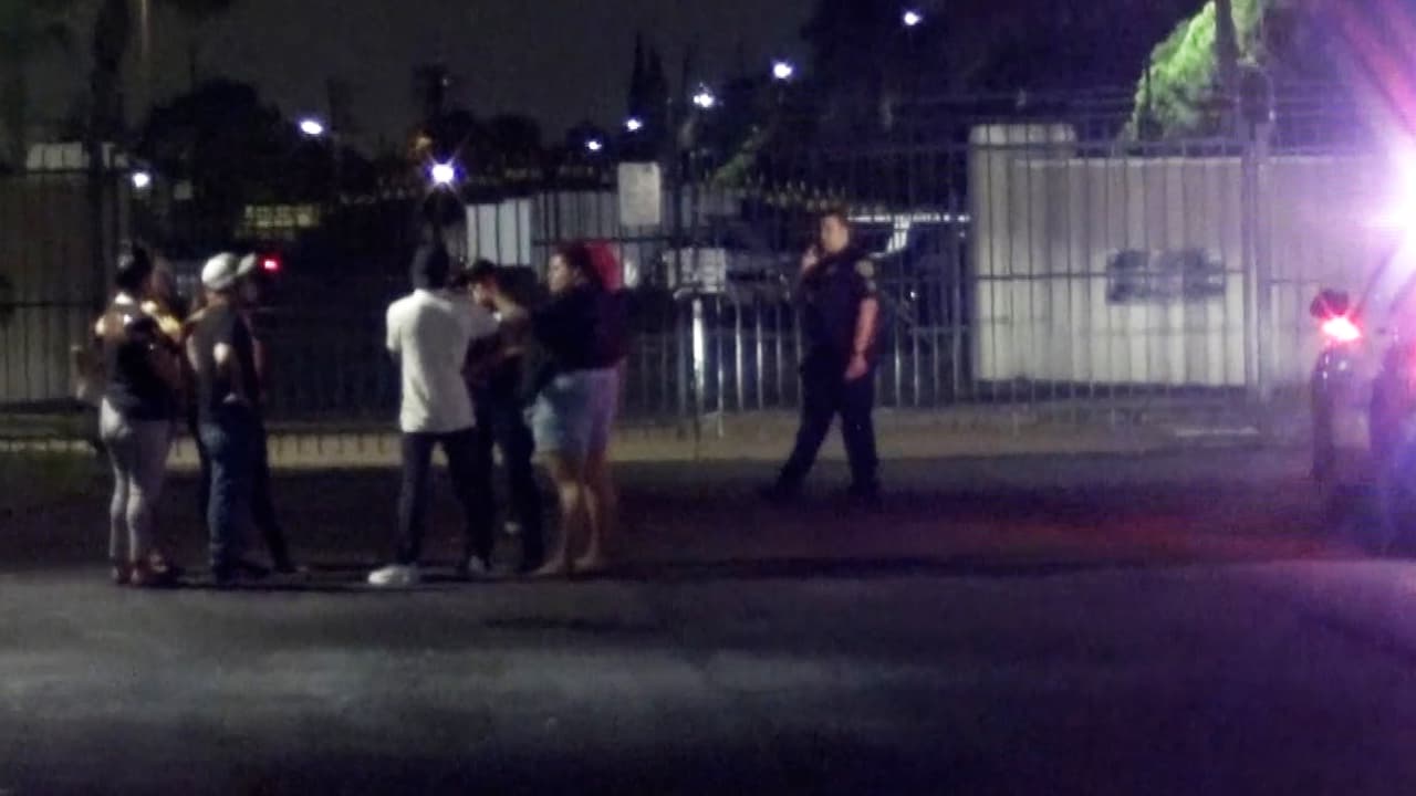 Balean a un hombre cuando estaba junto a su familia en un complejo de apartamentos en Houston