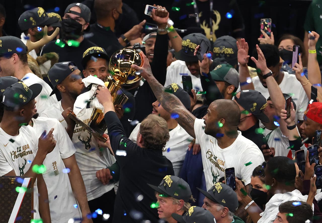 Los Bucks consiguen su segundo título y rompen la sequia desde 1971 sin un título.Milwaukee tuvo que venir de atrás de una desventaja de 0-2 y terminaron llevandose el título en el sexto juego con un total de 4 juegos ganados contra 2 de Phoenix.
