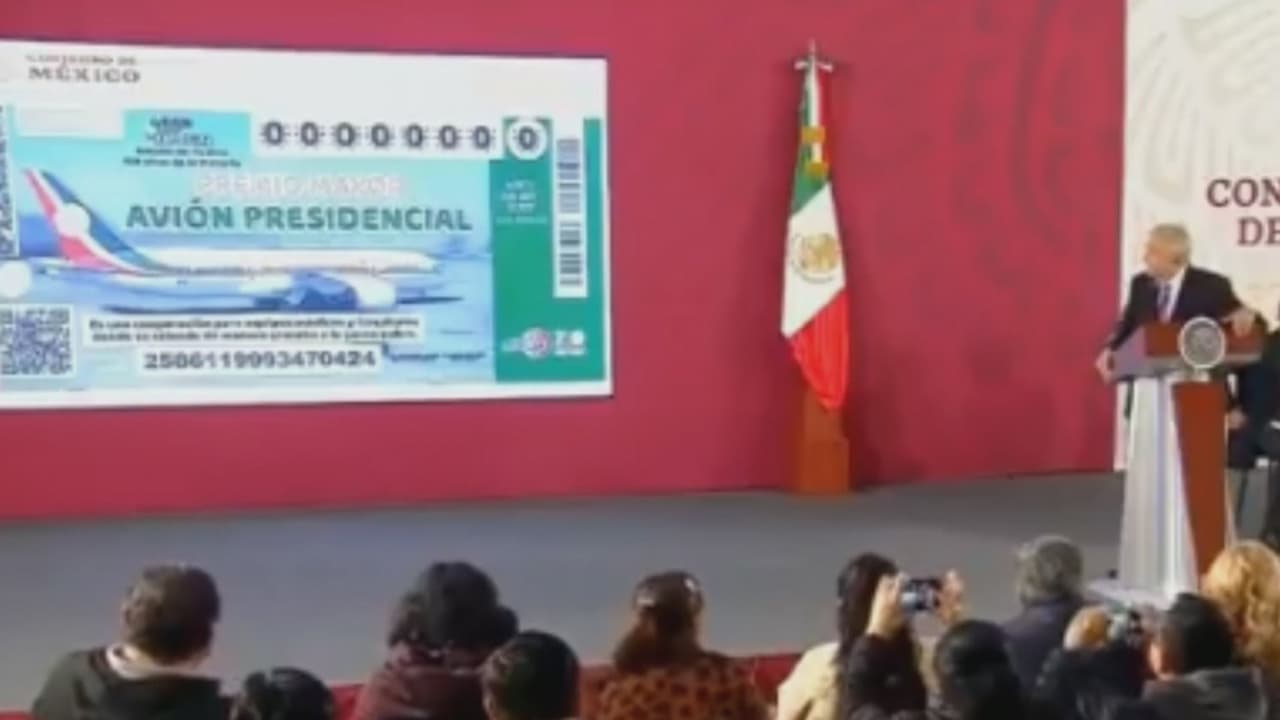 AMLO presenta boleto de lotería del avión presidencial del que nunca serás el dueño, aunque ganes el sorteo