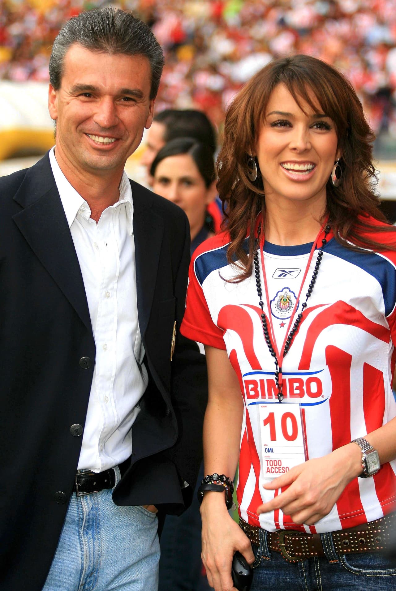 Jaqueline Bracamontes - Chivas | Ex-reina de belleza y actriz de televisión.