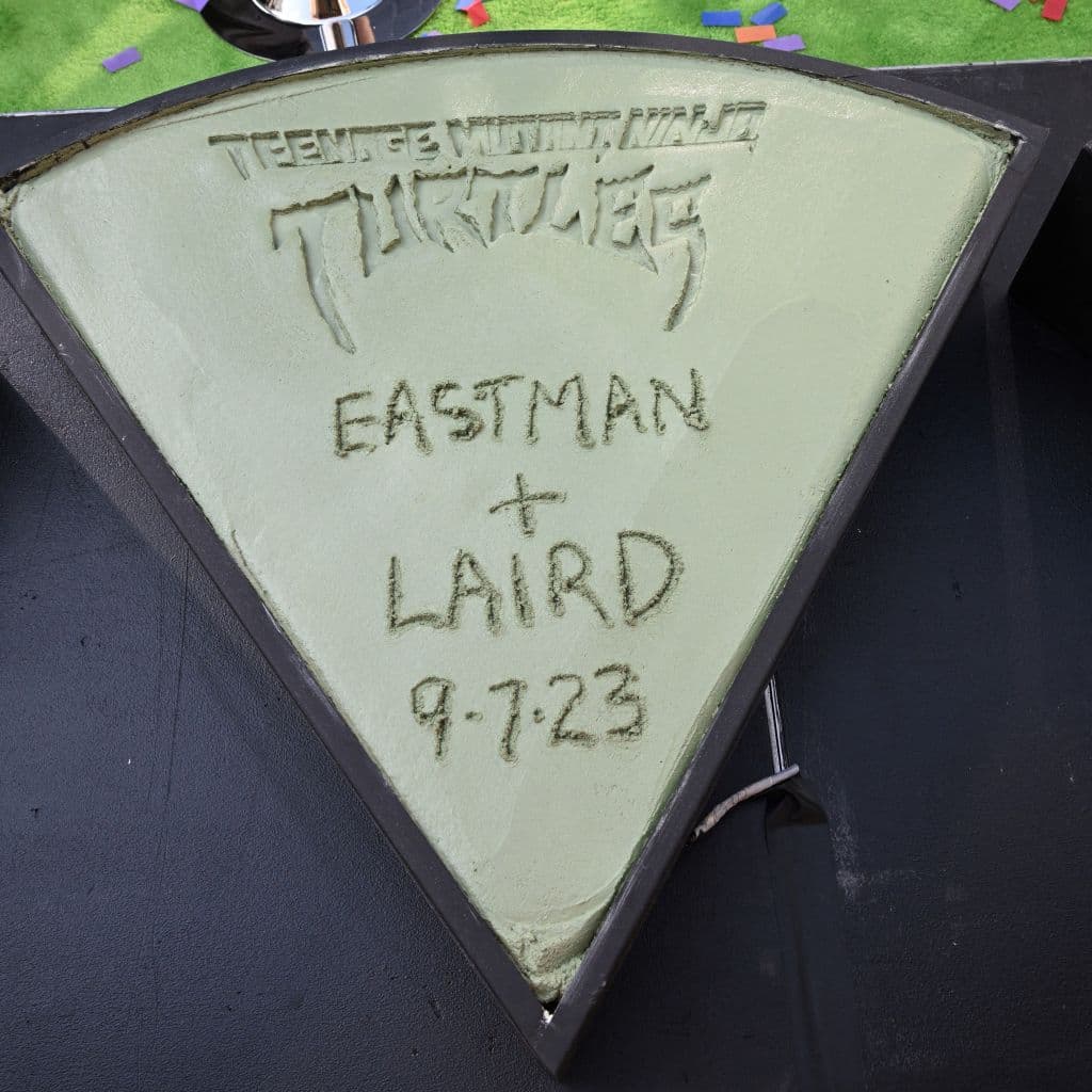 No faltó un pedazo con el nombre de los creadores de estos personajes y sus aventuras,
<b>Peter Laird y Kevin Eastman.</b>