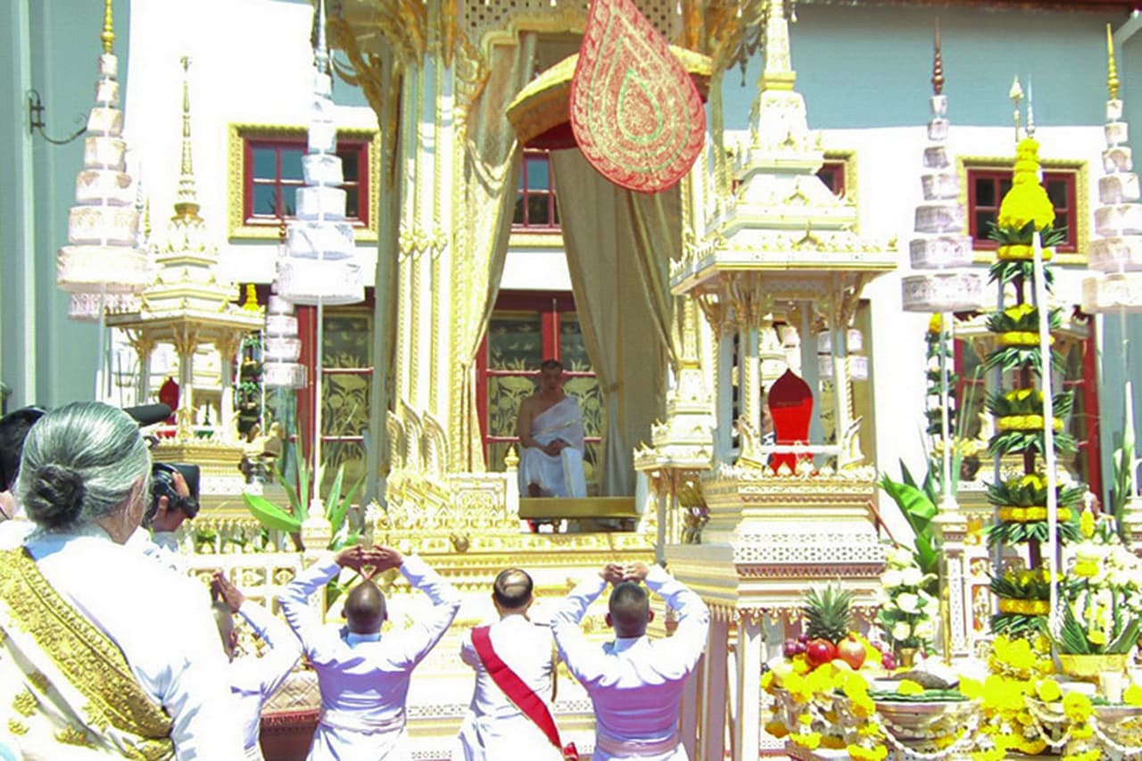 La ceremonía de coronación comenzó a las 10:09 locales, una hora escogida en función de los astros por ser considerada favorable para el reinado.