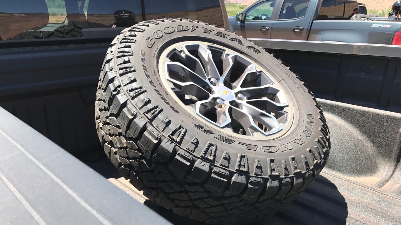 Todas las versiones de la Colorado ZR2 cuentan como equipo estándar con recubrimiento de protección para la caja de carga y gancho para remolque incluyendo un conector de 6 puntos. Los compradores pueden optar por instalar el neumático de repuesto en la caja de carga.
<br>