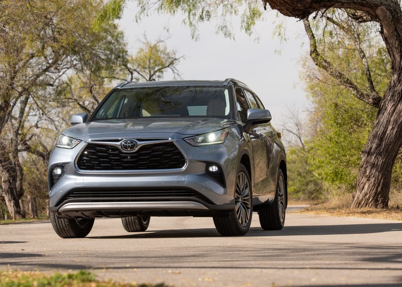 <h3 class="cms-H3-H3"><b>1er. lugar en el segmento de las SUV medianas</b></h3>
<br>
<br>
<u><b>Toyota Highlander</b></u>
<br>
<br>
<b>Puntaje general de iSeeCars:</b> 8.9
<br>
<ul>
 <li><b>Puntaje de confiabilidad: </b>8.5</li>
 <li><b>Puntaje de valor retenido: </b>8.2</li>
 <li><b>Puntaje de seguridad: </b>10</li>
</ul>
<br>
<b>Precio promedio para una unidad con 3 años de uso:</b> $41,762
<br>